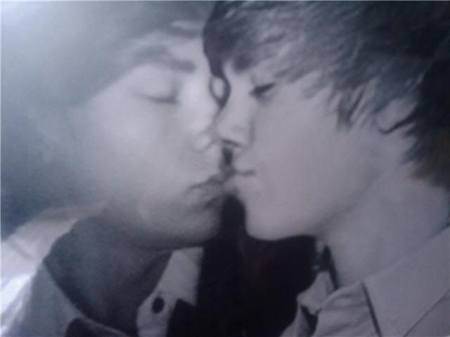 omg justin bieber kissing a boy